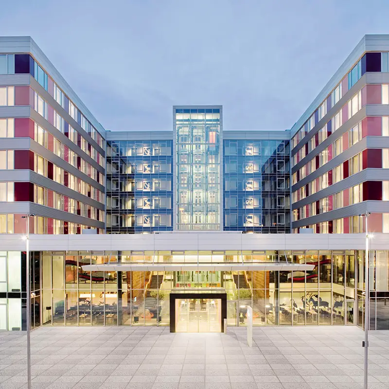 Außenansicht des Mövenpick Hotel Stuttgart Airport, Veranstaltungsort des Silvester-Angebots für Mensch-Hund-Teams.